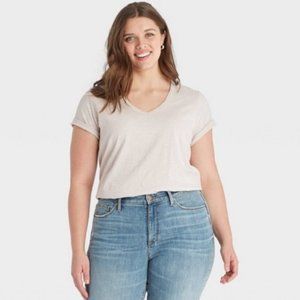 Universal Thread™ Women's Short Sleeve V-Neck Creamy Chai T-Shirt Size 4X